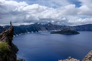 俯瞰绝美火山湖壮丽景观