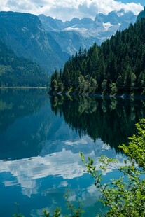 宁静湖景与山林倒影