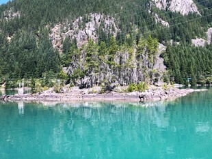 碧绿湖中小岛山林美景