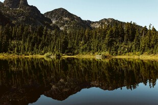 山林湖泊静谧倒影之景
