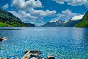 美丽高山湖泊自然风光