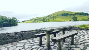 湖畔石滩野餐桌风景