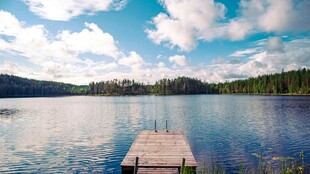 湖畔木码头 宁静湖景风光
