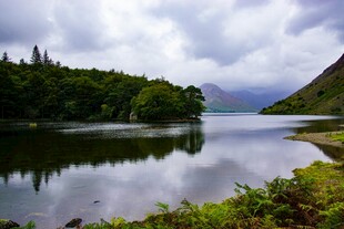 宁静湖畔自然风光