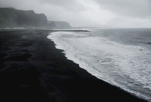 黑沙滩与海浪的壮阔景致