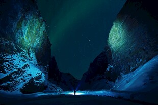 夜谷中的孤独旅人