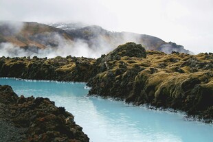 梦幻蓝湖与周边山峦景观