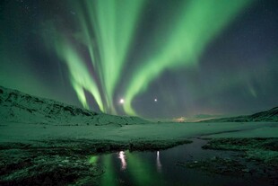 夜空中绚烂的北极光美景
