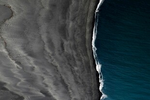海岸边的沙海与碧蓝海水
