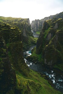 山间河谷绿意盎然美景