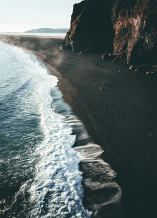 海边黑沙滩与翻涌海浪