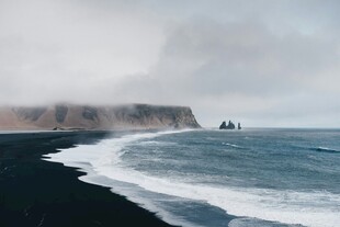 海边悬崖与海浪壮丽景观