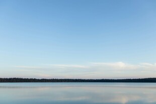 宁静湖面与蓝天美景