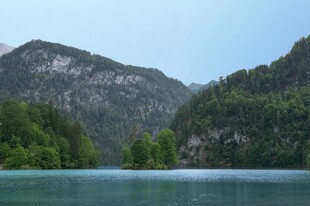 青山环抱的澄澈湖水
