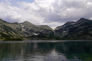 高山湖泊美景