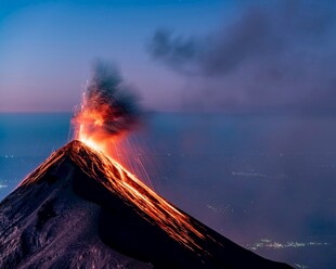 火山喷发壮丽夜景