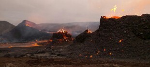 黄昏下的壮丽火山景观