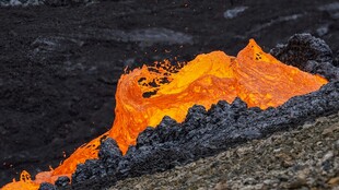 炽热岩浆流淌于黑色地貌