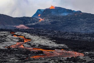 火山熔岩流淌壮丽景观
