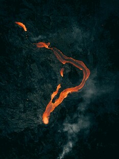 火山熔岩蜿蜒流淌景象
