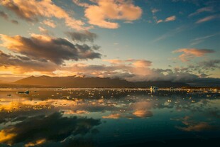 湖畔绝美黄昏天空倒影