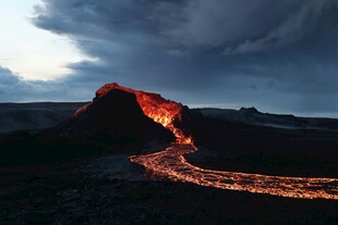 火山熔岩流淌壮丽景观