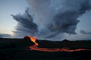火山熔岩流淌壮丽景象