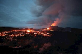 夜幕下的壮观火山喷发