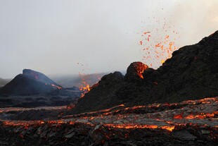 火山喷发熔岩四溅景象