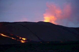黄昏下的火山熔岩景观
