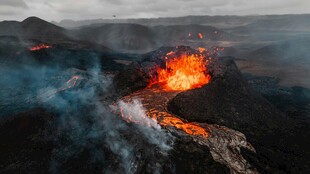 火山熔岩喷发壮观景象