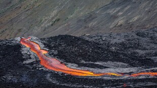 火山熔岩流淌壮观景象