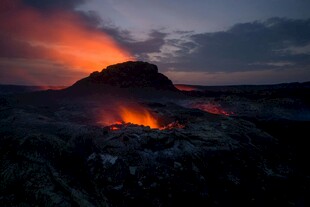 火山喷发的壮丽黄昏景象