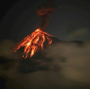火山喷发瞬间壮丽景象