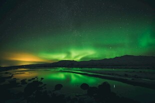 极光映照下的静谧湖景