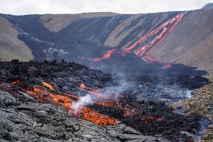 火山熔岩流淌壮丽景观