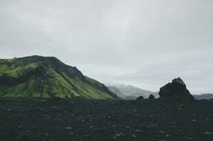 云雾中的绿山与黑土地