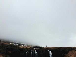山间瀑布云雾缭绕之景