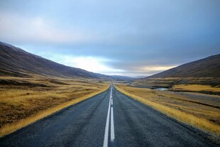 旷野中的孤独公路