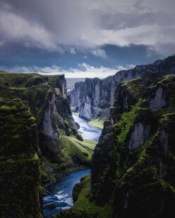 壮丽峡谷间的蜿蜒河流