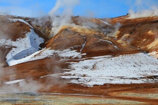 雪山与土坡的自然景致