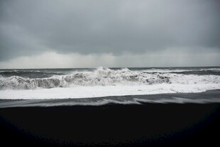 海浪翻涌于阴沉天空下
