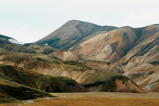 多彩山峦风景图