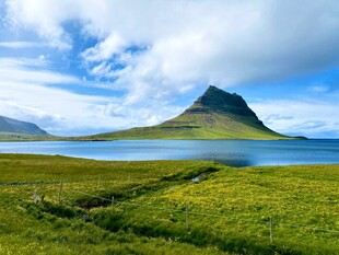 冰岛草原上的壮美山峰