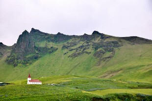 山间小屋的静谧美景