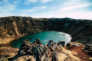 壮丽火山湖景观