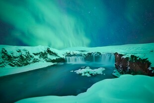 极光下的冰雪河岸美景