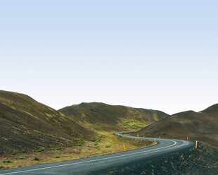 蜿蜒公路穿行于连绵山丘