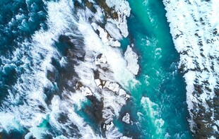 俯瞰蔚蓝大海与礁石