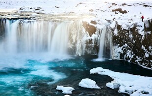 冬日冰雪覆盖的壮丽瀑布